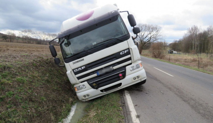 Řidič náklaďáku se během jízdy natáhl pro dokumenty. Kvůli chvilce nepozornosti skončil v příkopu