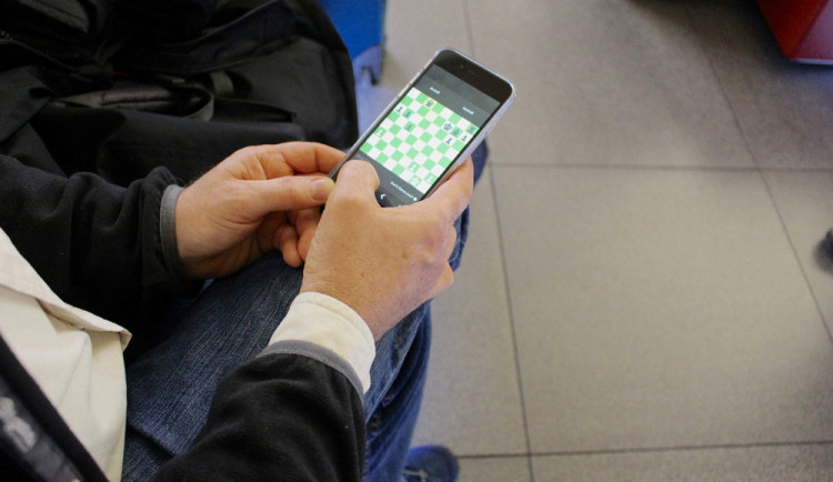 Zloděj hrozil mladíkovi nožem, chtěl jeho telefon. Hrozí mu až deset let za mřížemi