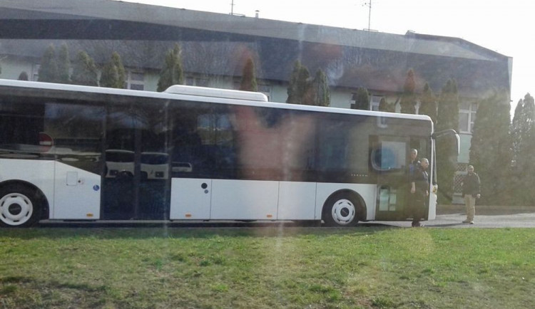 Řidiči za jízdy sledují filmy, telefonují nebo čtou noviny. Policisté si na ně posvítili v rámci dopravní akce