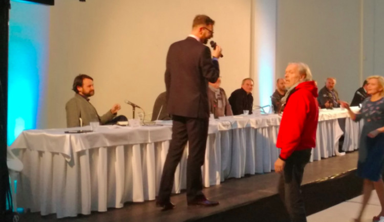 VIDEO: Ve Veletržním paláci se konala debata o SEFO. Řediteli Muzea umění bylo na konci debaty zabráněno vystoupit