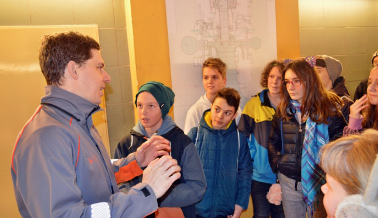 Na Dlouhých stráních oslaví v pátek Světový den vody, na netradiční exkurzi přijeli školáci z Loučné nad Desnou