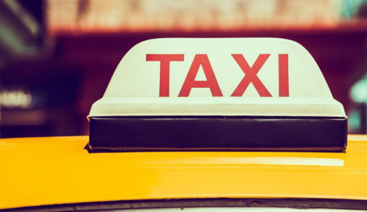 Dvojice mužů nechtěla zaplatit taxikáři za odvoz. Peněz se řidič dočkal až po příjezdu strážníků