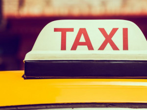 Dvojice mužů nechtěla zaplatit taxikáři za odvoz. Peněz se řidič dočkal až po příjezdu strážníků