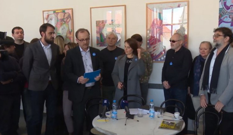 VIDEO: Zaměstnanci Muzea umění Olomouc vyzývají Antonína Staňka k rezignaci