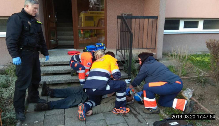 Muž upadl na schodech, poranil si hlavu a ztratil pulz. Zachránit se ho pokoušeli strážníci a svědkové nehody