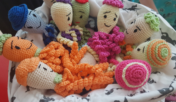 Vlnu a přízi na pletené chobotničky pro děti sbírá Nemocnice Přerov. Pomocnou ruku může podat kdokoliv