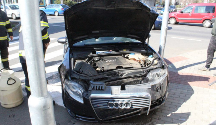Řidič Audi přehlédl červenou a vjel do křižovatky. Srazil se s Opelem, který zastavil až nárazem do domu