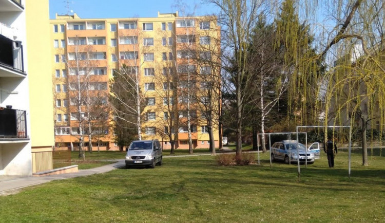 AKTUÁLNĚ: Na Varšavském náměstí v Olomouci po pádu ze sedmého patra zemřel  muž