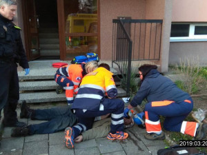 Muž upadl na schodech, poranil si hlavu a ztratil pulz. Zachránit se ho pokoušeli strážníci a svědkové nehody