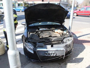 Řidič Audi přehlédl červenou a vjel do křižovatky. Srazil se s Opelem, který zastavil až nárazem do domu