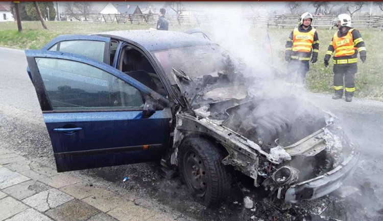 FOTO: Hasiči likvidovali požár auta, plameny vozidlo úplně zničily