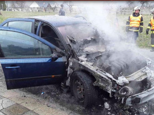 FOTO: Hasiči likvidovali požár auta, plameny vozidlo úplně zničily