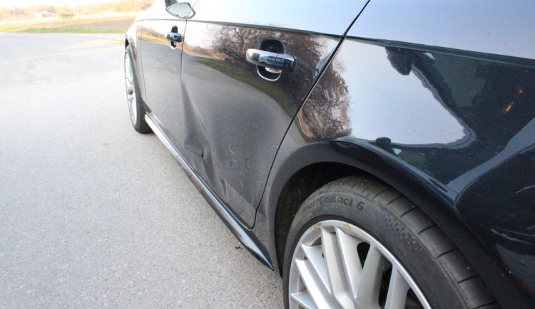 Řidiči vběhla pod auto srna, která z místa utekla. Vznikla škoda za padesát tisíc