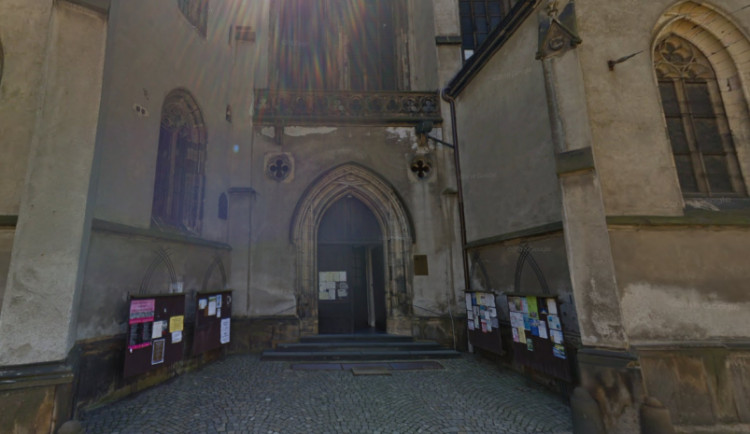 Senior, který žebral před kostelem, napadl muže na vozíku. Holemi ho praštil do hlavy