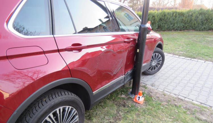 Řidič si spletl pedály a vjel na chodník. S autem zůstal opřený o lampu