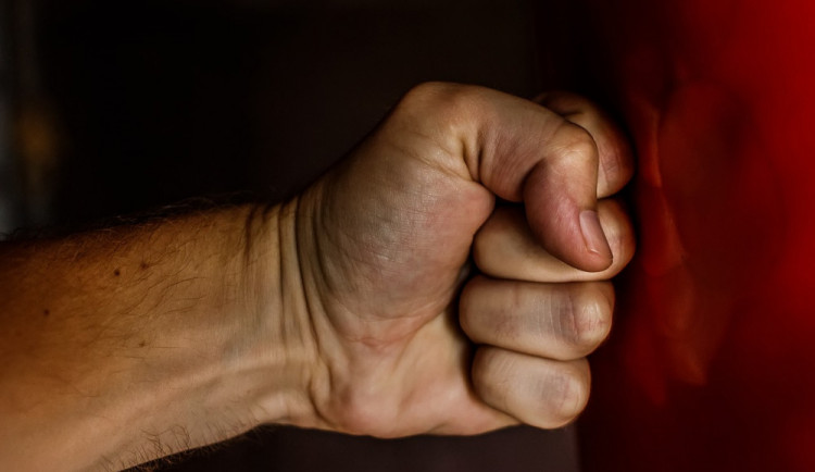 Zfetovaný a opilý agresor napadl hosty v pohostinství. Po jednom muži hodil židli, druhého mlátil pěstmi