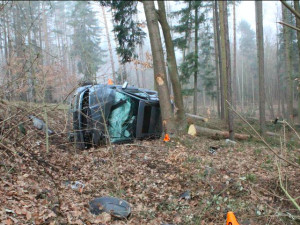 Mladou řidičku přemohl mikrospánek, skončila v převráceném autě v lese vedle cesty