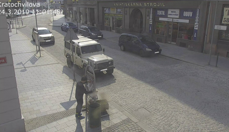 Muž při běhání vylepoval plakáty na nelegální plochy. Dopadli ho strážníci