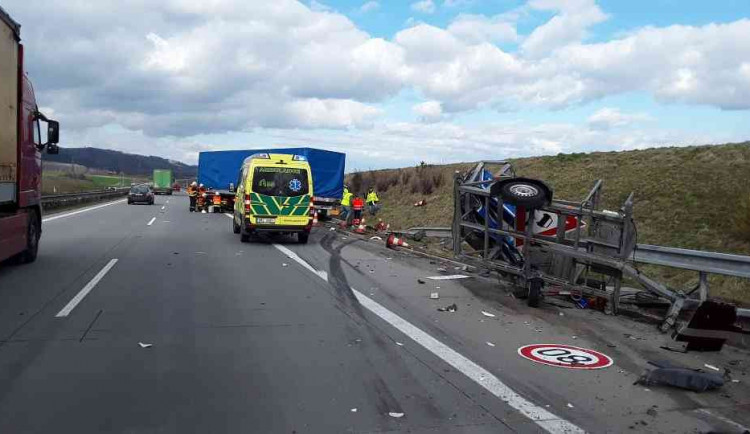 AKTUÁLNĚ: Na dálnici došlo k nehodě kamionu a dodávky. Jeden pruh je neprůjezdný