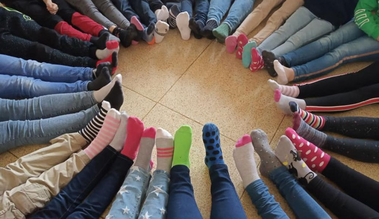 Ponožkový den pomohl. Děti s Downovým syndromem získají více než sedmdesát tisíc