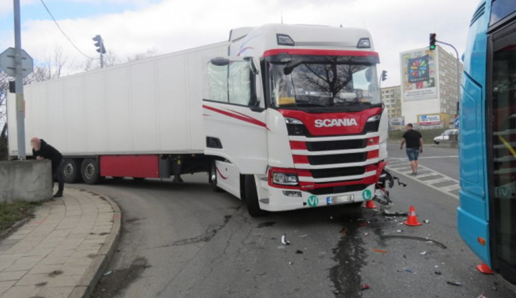 Řidič náklaďáku nedal přednost autobusu a došlo k nehodě. Cestující byli převezeni do nemocnice