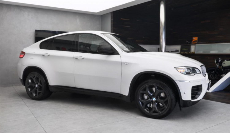 Policie pátrá po zloději drahého BMW. Ukradeno bylo z parkoviště na Červenohorském sedle