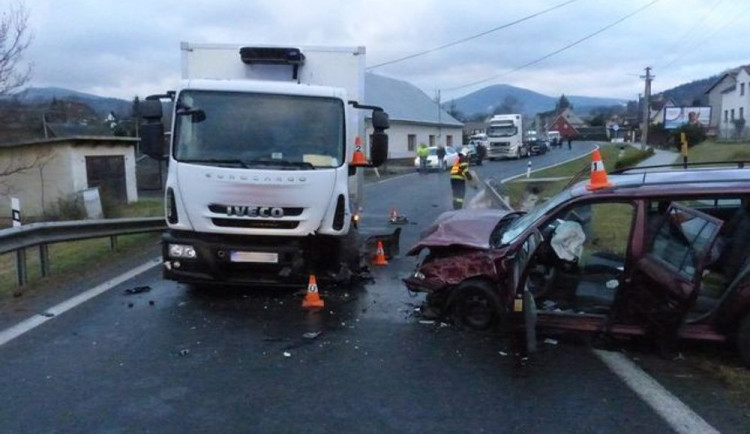 Řidič usnul za volantem, přejel do protisměru a naboural do náklaďáku