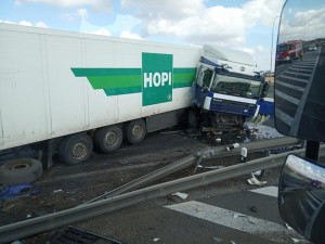 AKTUÁLNĚ: Na D46 u Olomouce havaroval kamion a zablokoval dálnici. Tvoří se několikakilometrová kolona