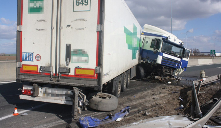 FOTO: Kamion s prasklým kolem blokoval dálnici na Olomouc přes čtyři hodiny