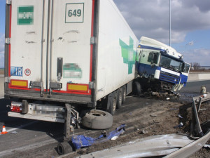 FOTO: Kamion s prasklým kolem blokoval dálnici na Olomouc přes čtyři hodiny