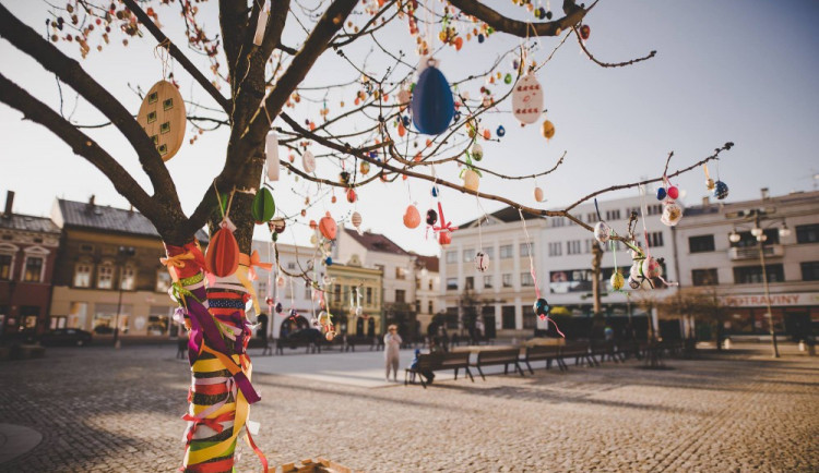 Centrum Hranic zdobí Kraslicovník. Na netradičním stromě visí přes čtyři tisíce kraslic