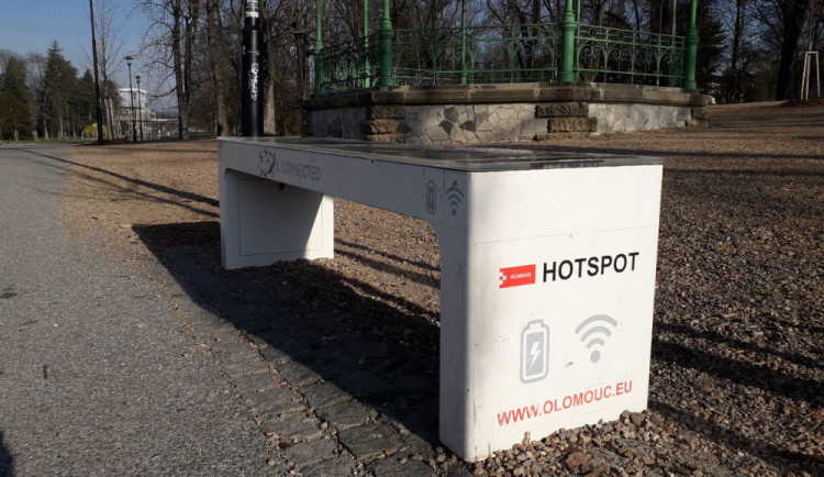 WiFi lavičky se v Olomouci těší oblibě. Za necelé dva roky je využily desítky tisíc lidí