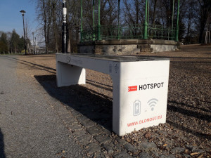 WiFi lavičky se v Olomouci těší oblibě. Za necelé dva roky je využily desítky tisíc lidí