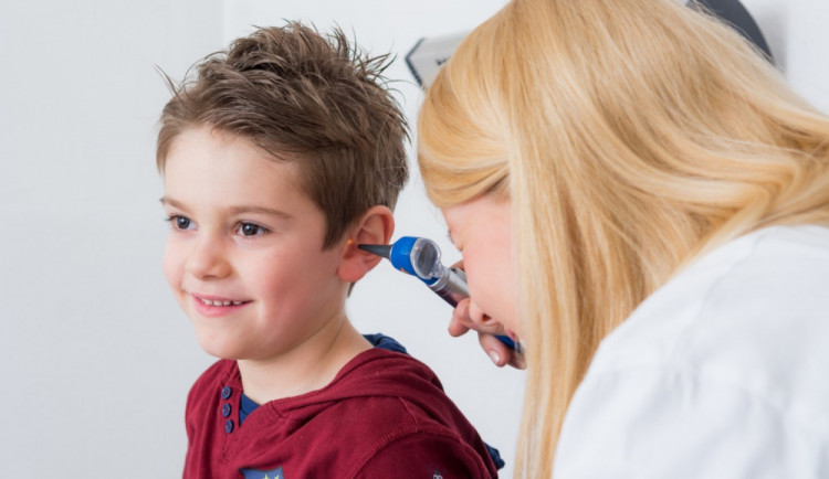 Pokud vaše dítě nosí domů špatné známky, zajděte s ním na vyšetření sluchu