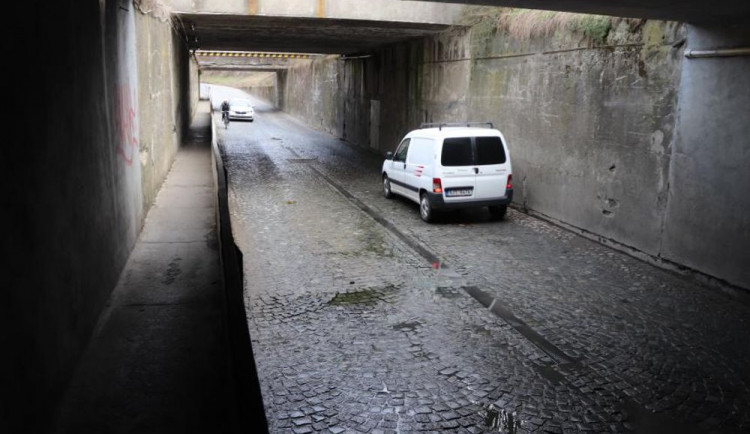 Lověšický podjezd bude zítra pro autobusovou dopravu uzavřen