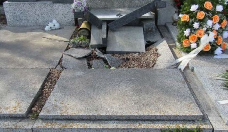 Neznámý vandal řádil na hřbitově. Za sebou zanechal dva poškozené hroby