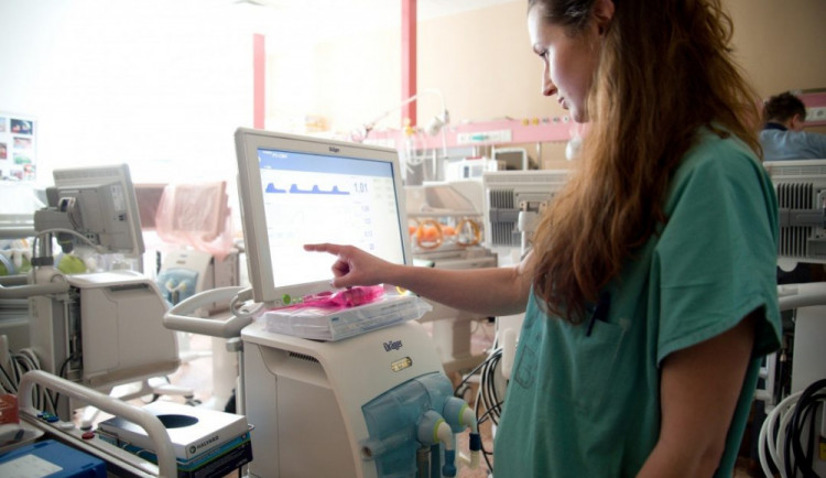 O miminka v olomoucké fakultce pečují nové ventilátory. Nemocnice modernizuje vybavení