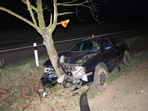 Řidiče přemohl mikrospánek, vyjel mimo silnici a zastavil se až o strom. Policie nehodu vyřešila pokutou