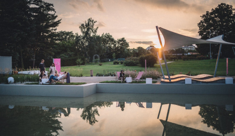 K nové sezoně zve rozárium, botanická zahrada i alpinum. Návštěvníky čeká nové osvětlení i nábytek