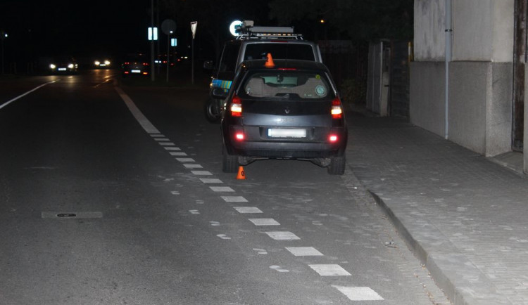 Opilý cyklista naboural do Renaultu. Z místa nehody se pokusil ujet