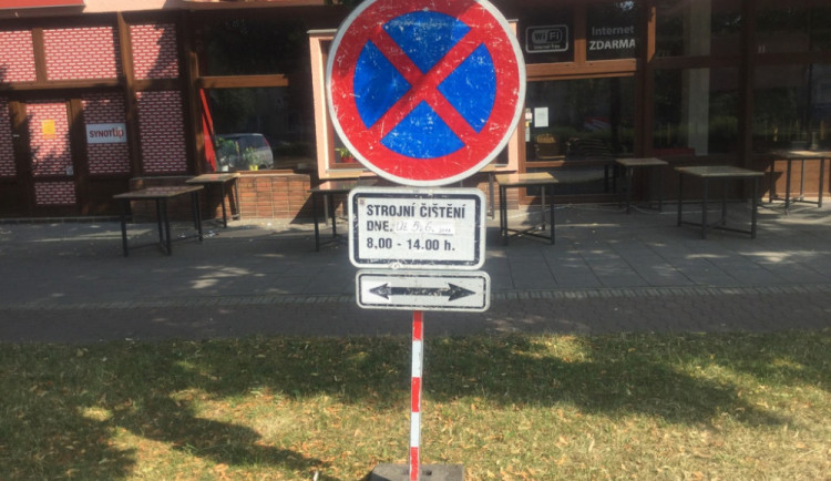 Technické služby začínají čistit silnice. Policie žádá řidiče, aby v době čistění přeparkovali auta