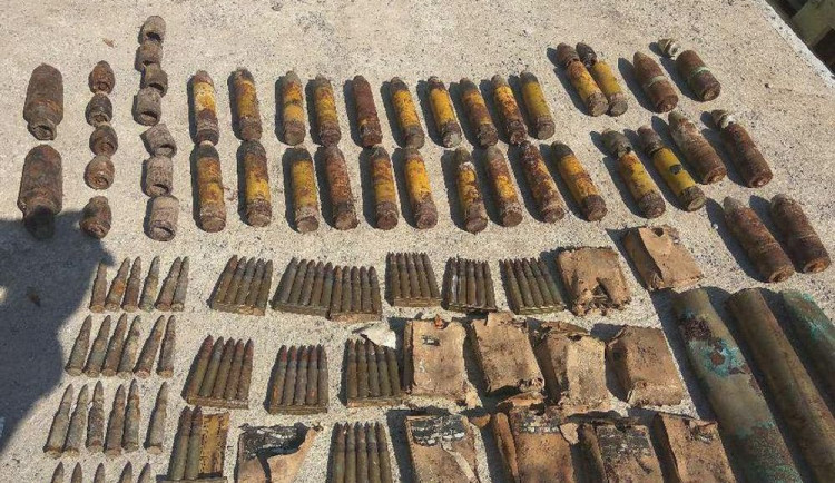 Dělníci našli při výkopových pracích velké množství munice a vybavení z druhé světové války