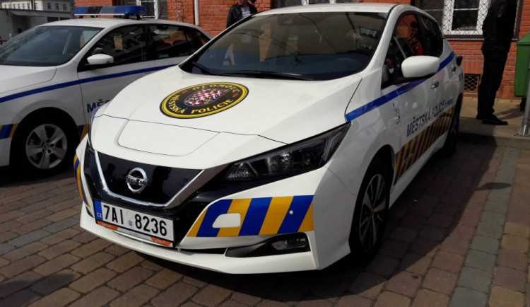 FOTO/VIDEO: Olomoučtí strážníci budou jezdit novými elektromobily