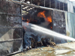 AKTUÁLNĚ: Hasiči likvidují rozsáhlý požár papírny v Olšanech na Šumpersku