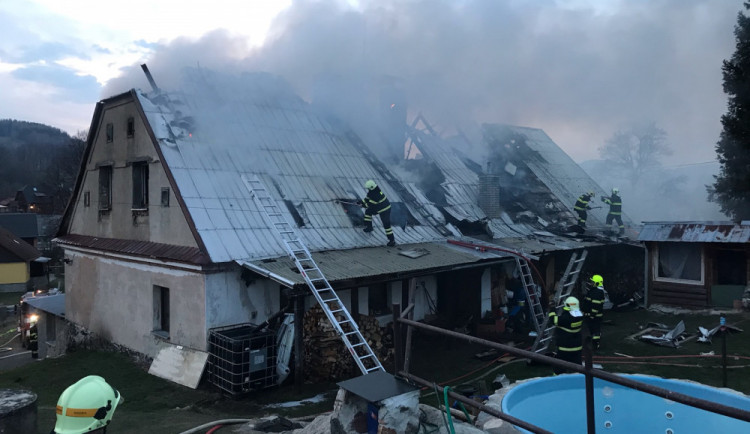 FOTO/VIDEO: V Domašově hořela střecha rodinného domu. Požár napáchal velkou škodu a dům je zcela poškozen
