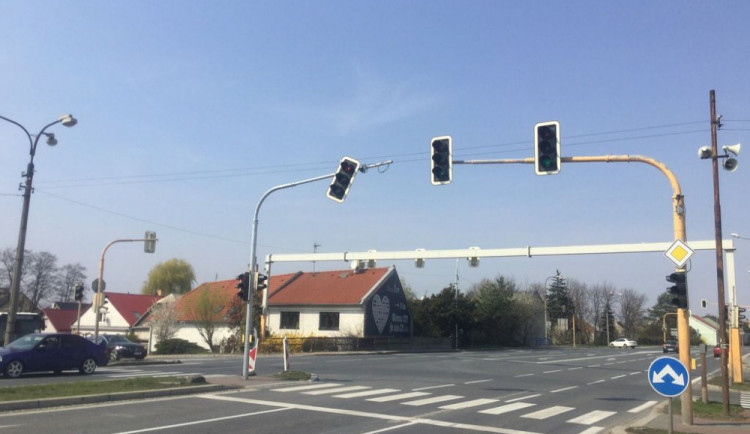 Vyvrácená značka nebo uvolněný semafor, strážníky zaměstnává silný vítr