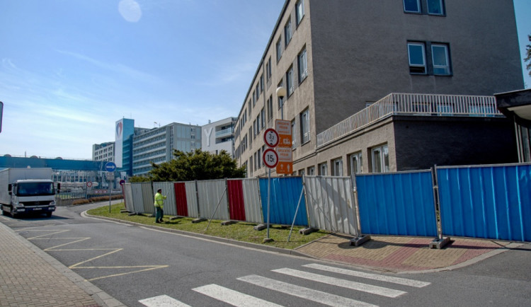 Ve fakultní nemocnici začala demolice budovy II. interní kliniky, práce omezí trasy pro pěší