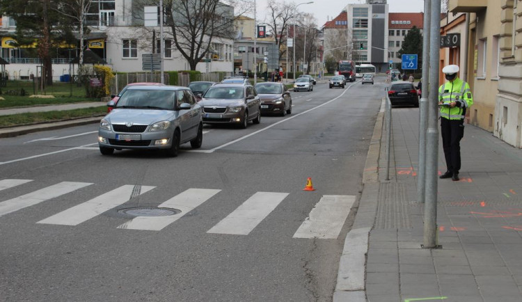 Třináctiletého chlapce srazilo auto, přecházel na červenou