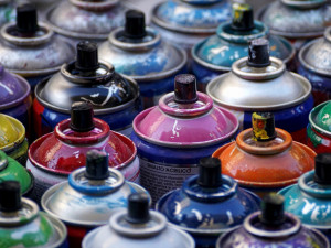 Policie pátrá po vandalovi, který pomaloval podchod. Vytvořil přes dvacet metrů dlouhý nápis