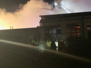 VIDEO: Hasiči v sobotu ráno likvidovali rozsáhlý požár. Škody jsou vyčísleny na deset milionů korun